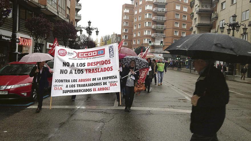 Manifestación de los trabajadores de El Árbol por la avenida de Galicia de Oviedo.