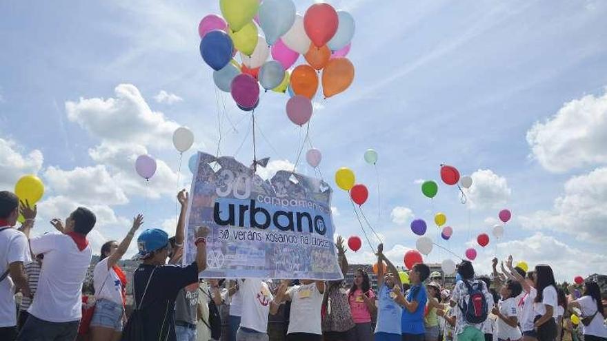 Participantes del campamento urbano en la tirada de globos. // I. Osorio