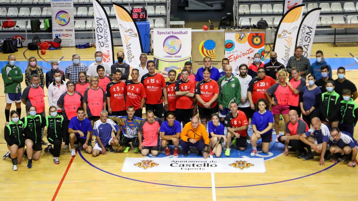 Equipos venidos de las tres provincias de la Comunitat disfrutaron del balonmano en un recinto que, el próximo mes de diciembre, acogerá el Campeonato del Mundo de Balonmano Femenino