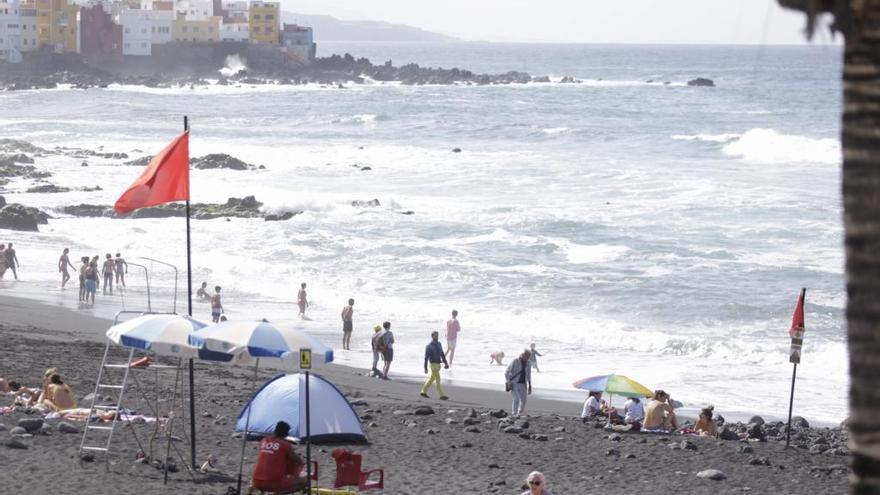 Vecinos y turistas en Playa Jardín, en Puerto de la Cruz, en un día con bandera roja por oleaje, a finales del pasado mes de febrero.