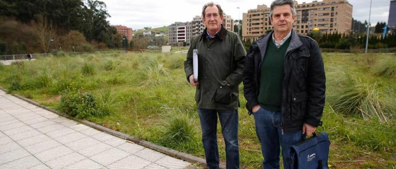 Francisco José Sánchez y Miguel García, afectados por las expropiaciones de Sogepsa en La Magdalena, esta semana ante el área residencial.