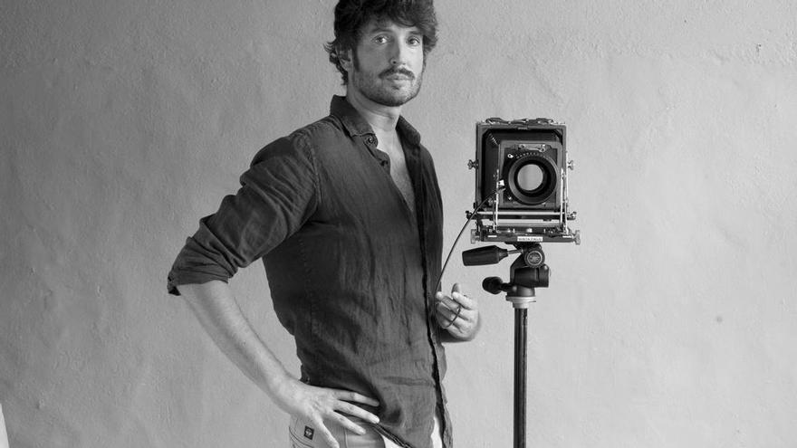 Jesús Madriñán, el fotógrafo que entra en discotecas con una cámara de 1903, expone en Alicante