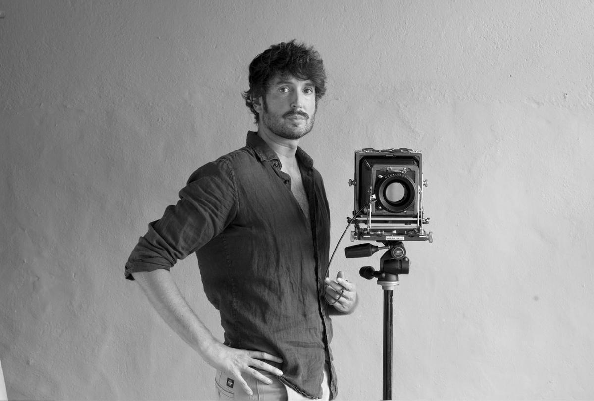 El fotógrafo gallego Jesús Madriñán, con su cámara de 1903