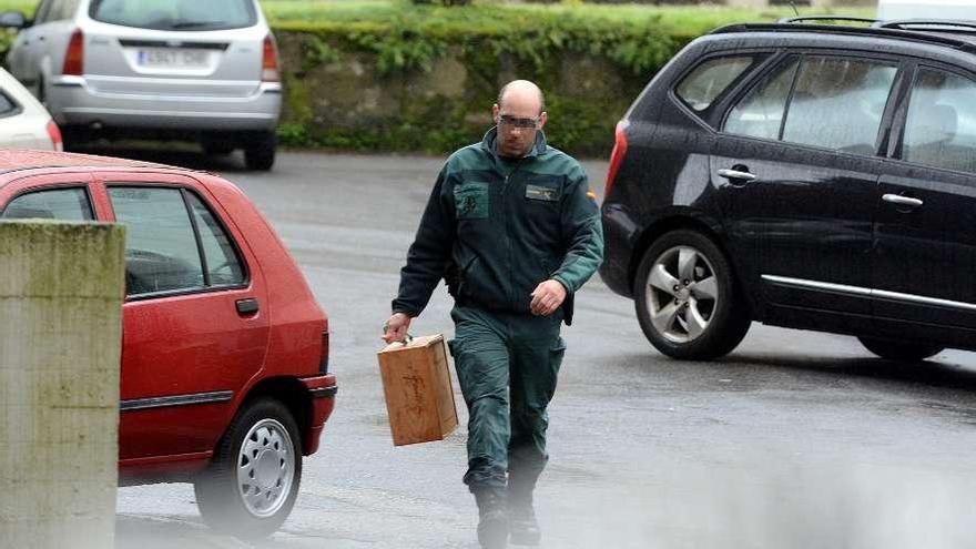 El agente con la caja que tenían preparada para rescatar a esta pata y sus crías.  // Rafa Vázquez