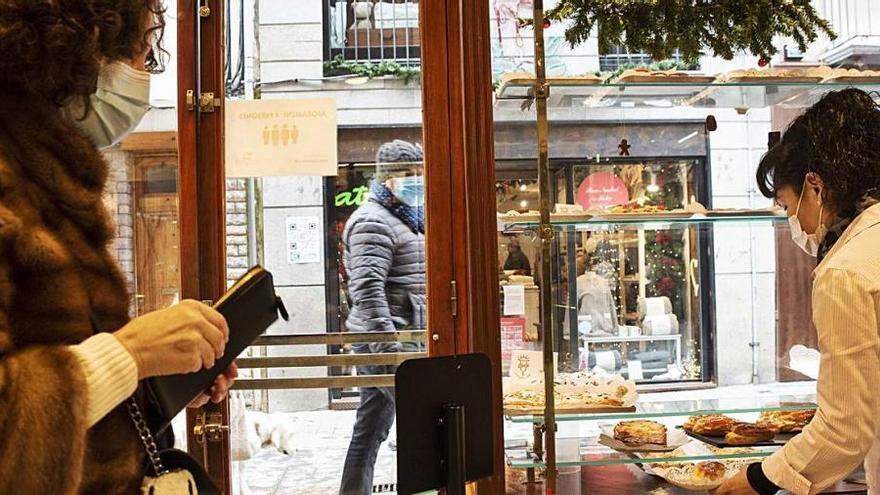 Una clienta comprant postres a la pastisseria Cosp de Puigcerdà