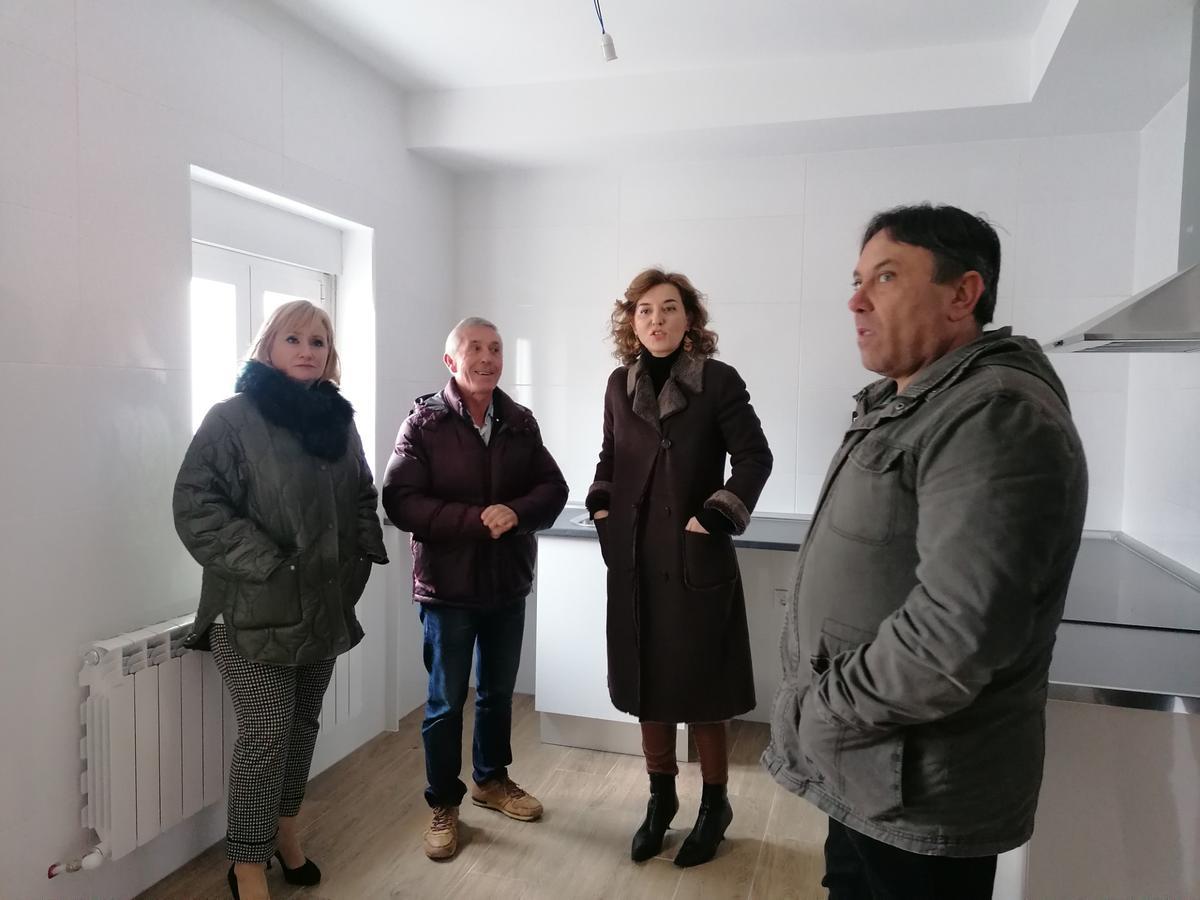 Autoridades visitan una casa rehabilitada en Venialbo