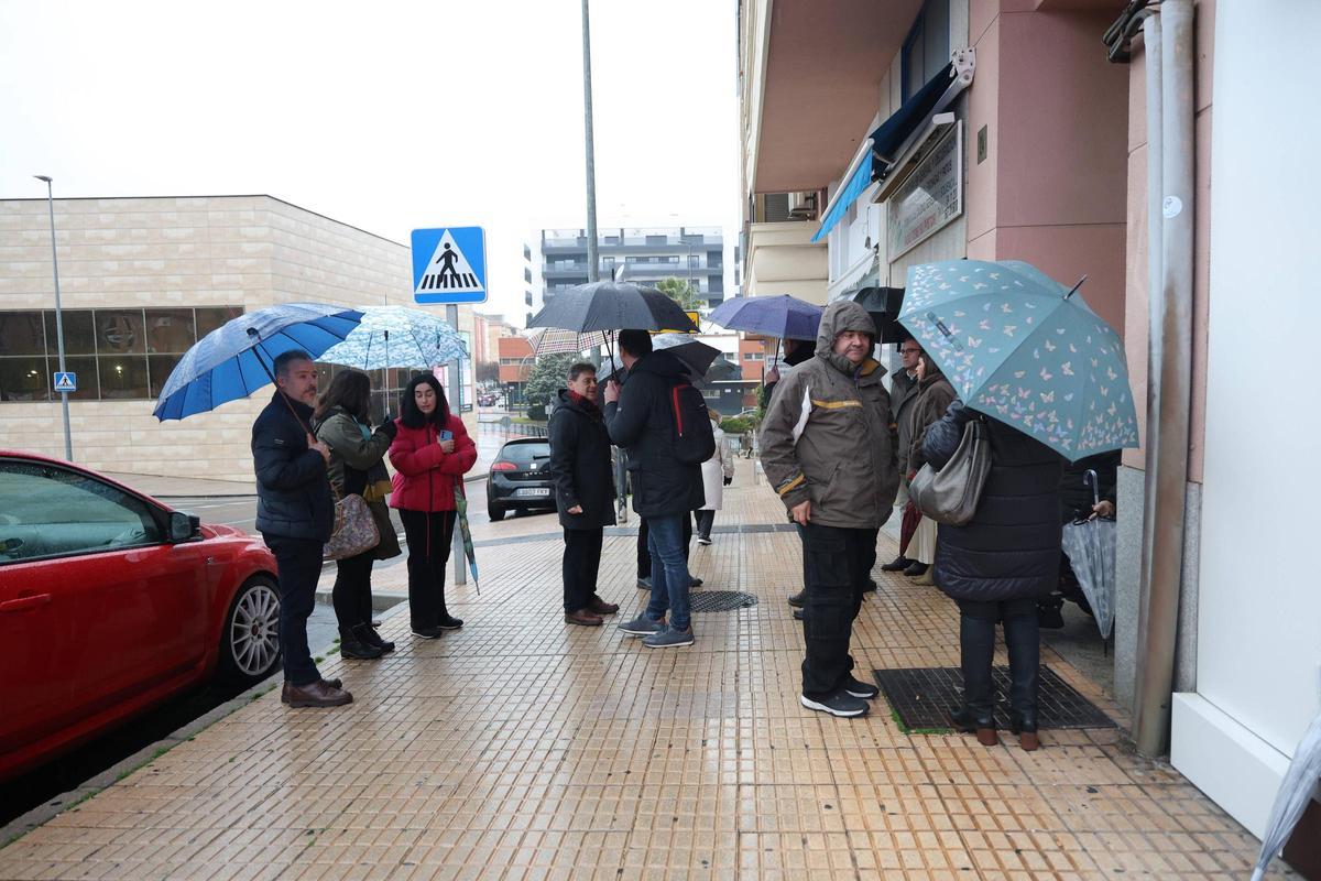 El alcalde de Cáceres supervisa los avances en el paso de peatones de la calle Argentina