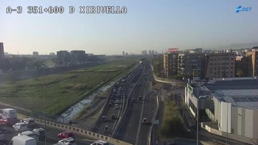 Obras en la A-7 y obstáculos en la V-30 complican el tráfico este viernes en València en hora punta