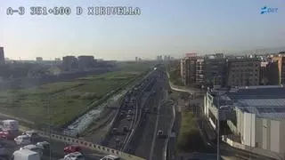 Obras en la A-7 y obstáculos en la V-30 complican el tráfico este viernes en València en hora punta