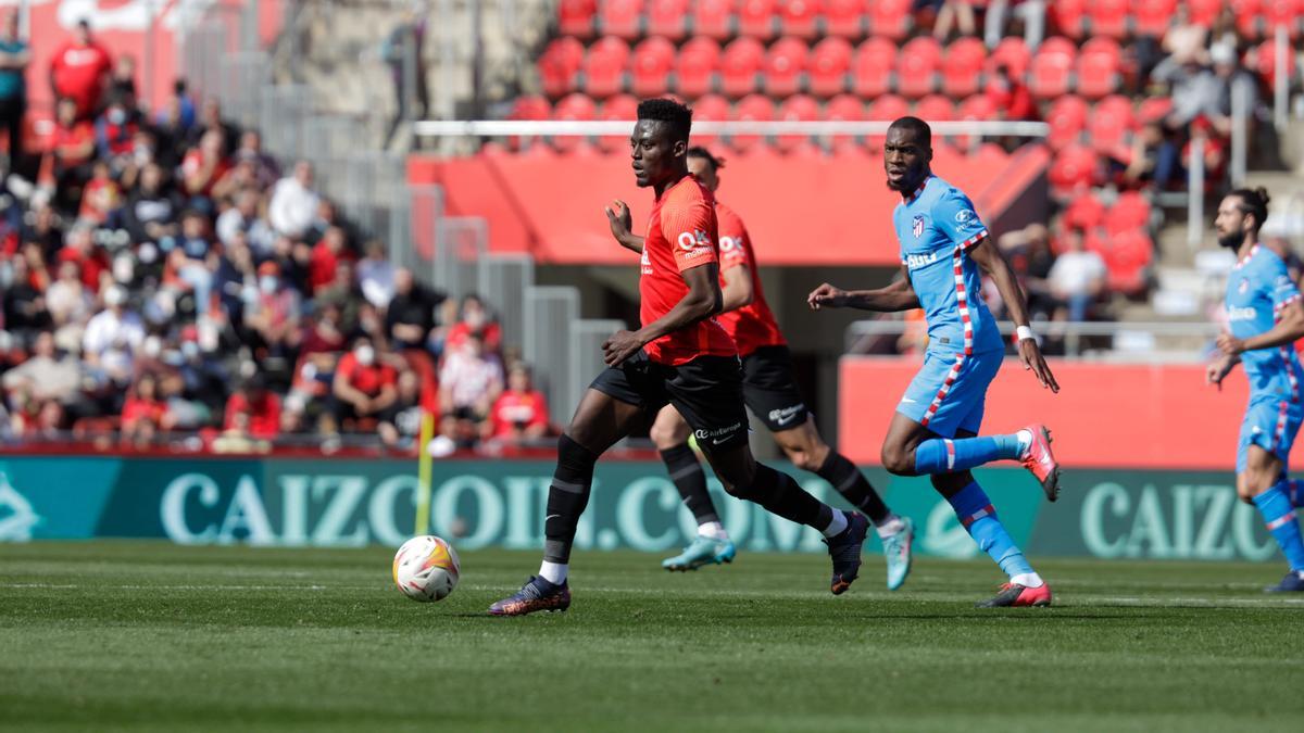 Baba disputa el balón con un jugador del Atlético de Madrid, el pasado sábado.