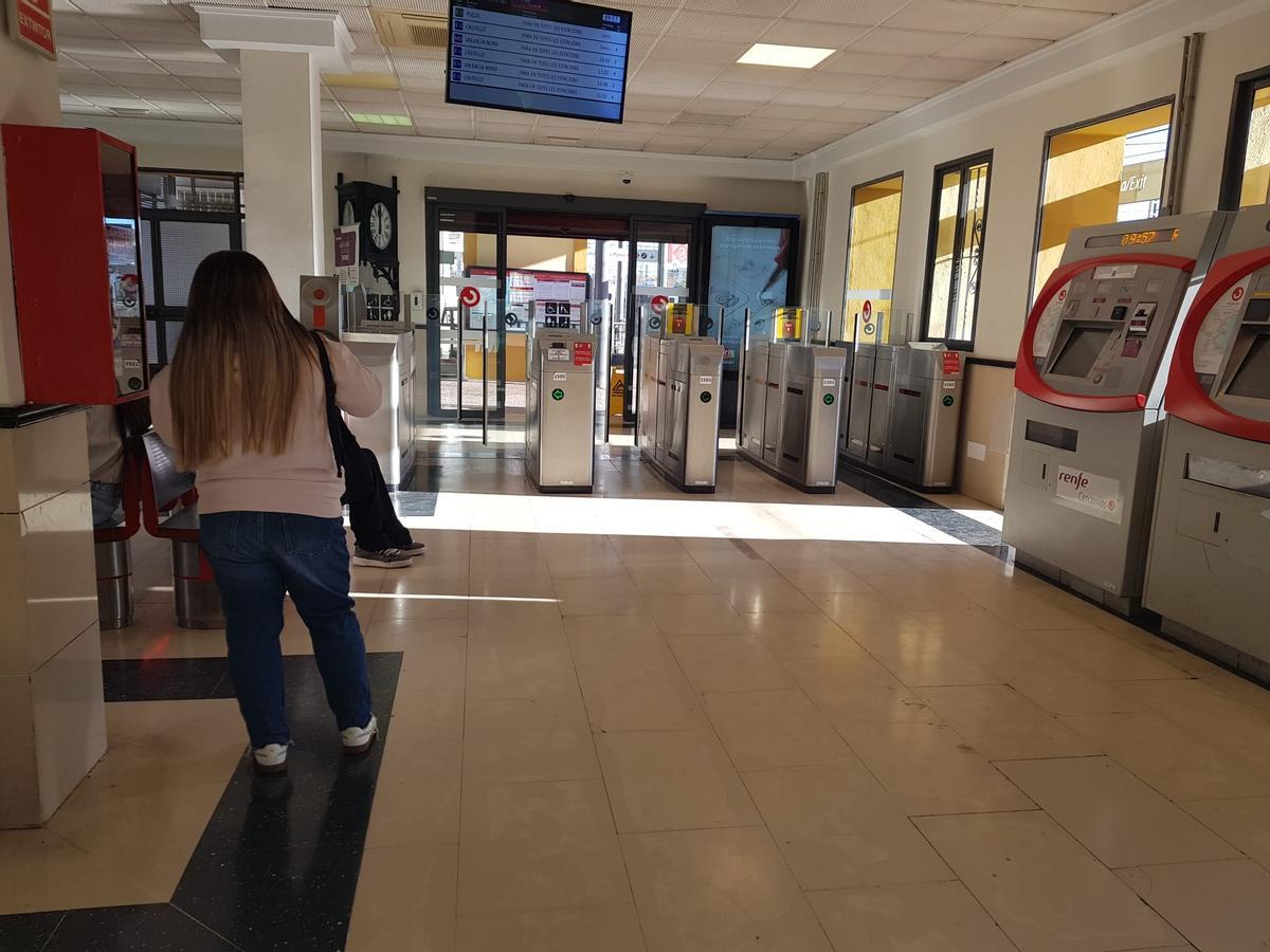 Varios usuarios, en la estación.