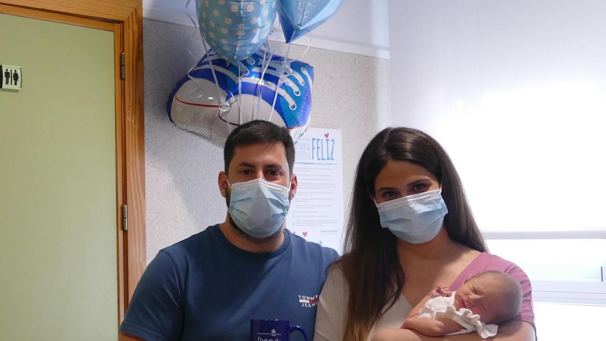 Una familia posa con la taza obsequiada por el Hospital San Juan de Dios de Córdoba.