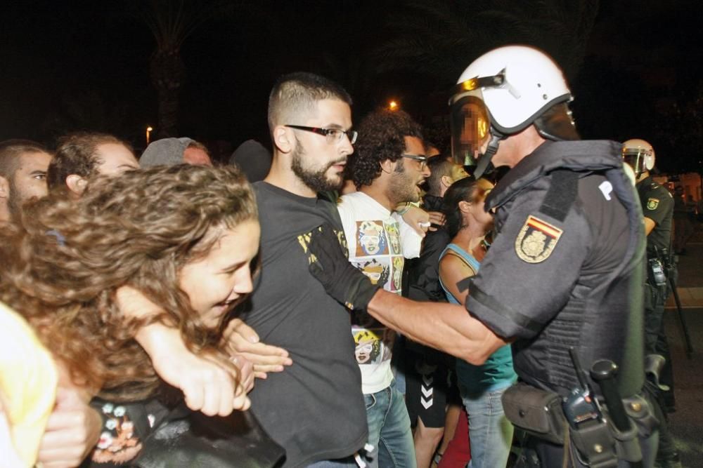 Los manifestantes protestan contra el AVE