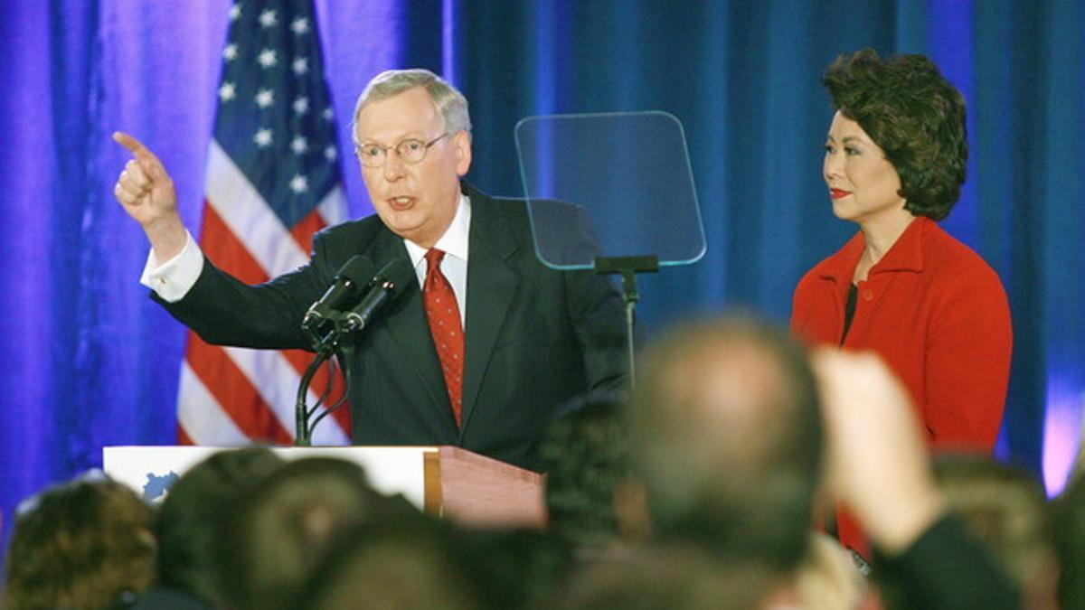 El senador republicano de Kentucky Mitch McConnell habla a sus seguidores junto a su esposa, durante la celebración de su victoria electoral, el martes en Louisville.