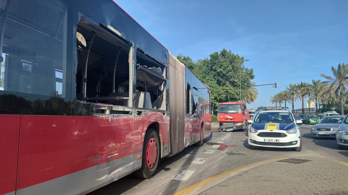 Un choque con un autobús de la EMT deja 12 heridos en València