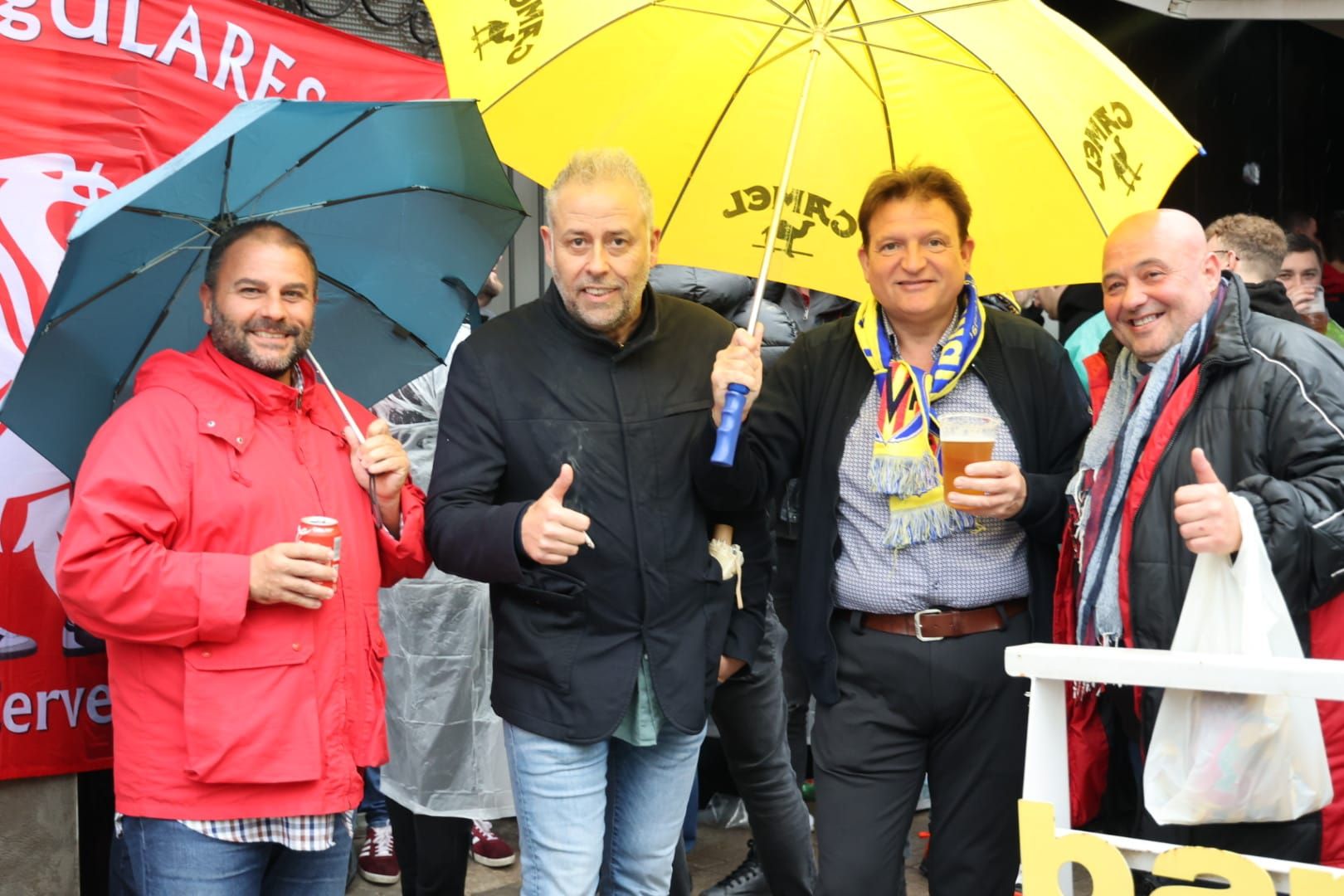 Fotogalería | La lluvia no frena las ganas de la afición del Villarreal de ver a su equipo en la final de Champions