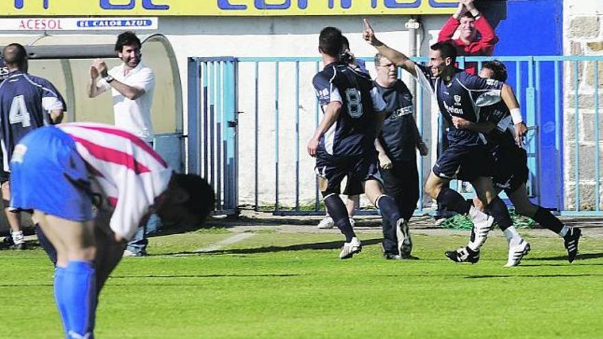 Los jugadores del Marino celebran un gol ante el Elgoibar en Miramar.