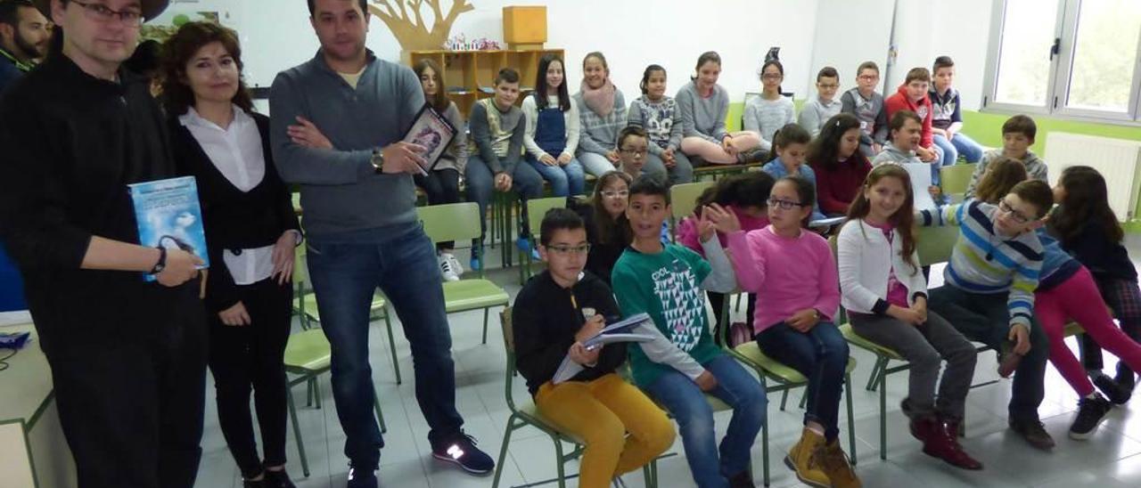 Por la izquierda, Házael González, Marián Abello y Pedro Villanueva, con los escolares de Primaria de Cerredo.