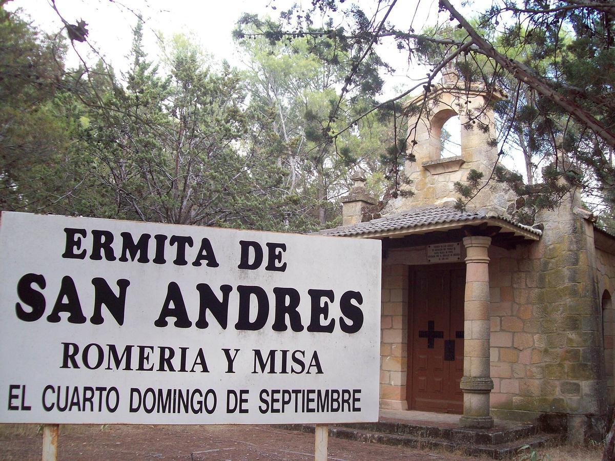 La ermita se ha convertido en un símbolo del desarraigo sufrido por las familias y en un lugar de encuentro para sus descendientes