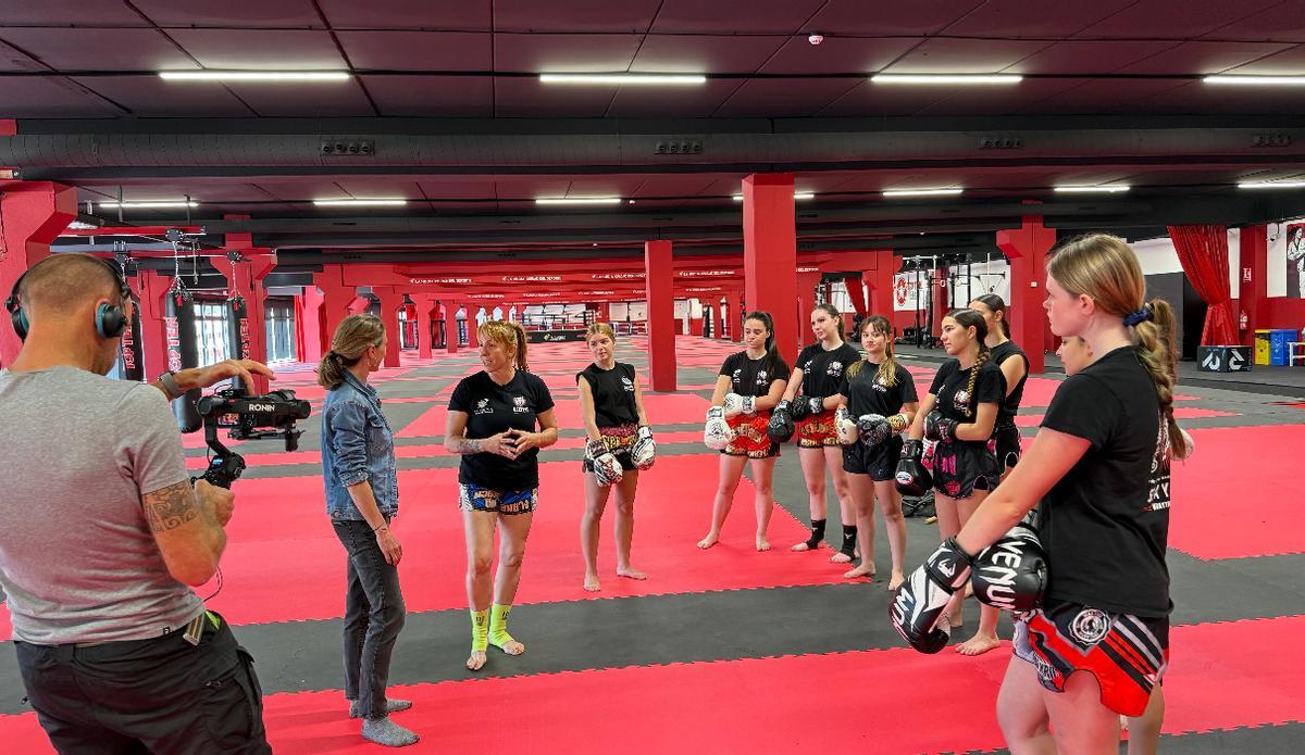 En el reportaje Eva Naranjo y la periodista Cristina Giner visitan el novedoso Combat Center La Nucía (Centro de Alto Rendimiento y Perfeccionamiento de Artes Marciales).