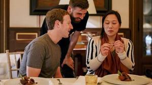Piqué, en Instagram, con Mark Zuckerberg y su esposa, en una foto colgada por el futbolista.