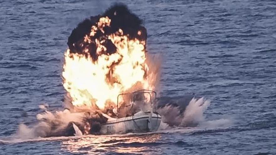 Explosión del ballenero pirata neutralizado por Defensa.