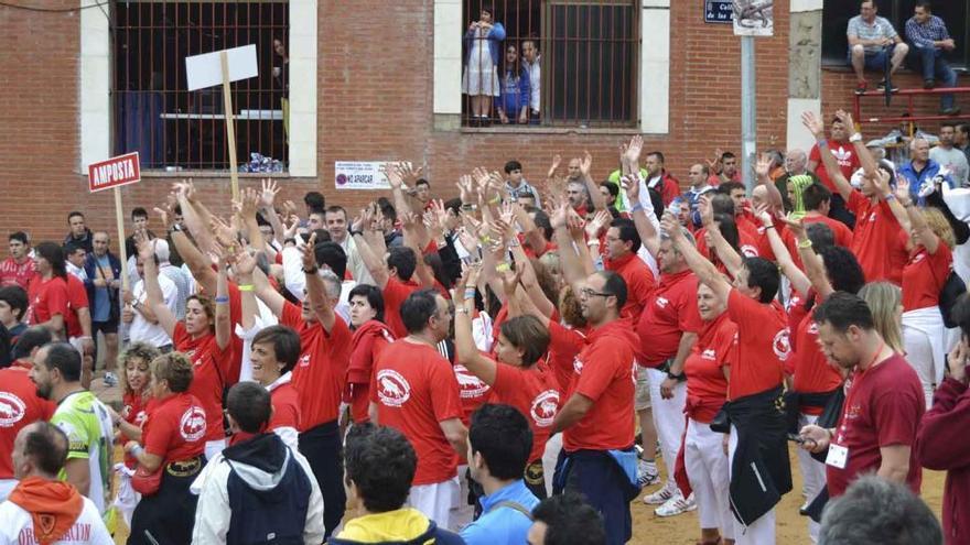 La música y los bailes protagonizaron el desfile previo a las exhibiciones.