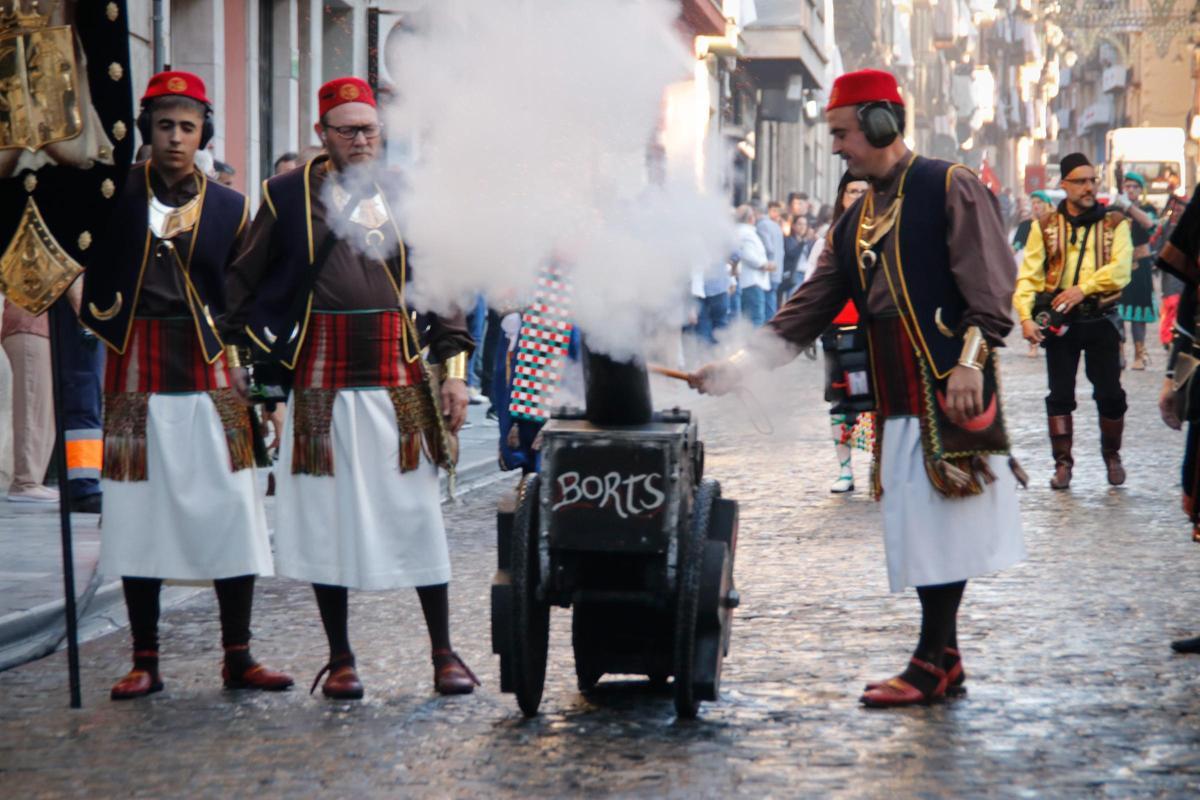 Los arcabuces toman Alcoy en el 750 aniversario de Sant Jordi