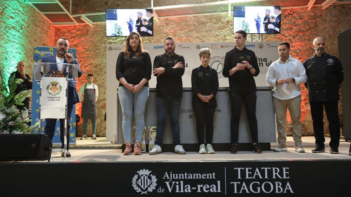 El lalcalde, José Benlloch, ha hecho hincapié en las oportunidades que generan las Jornadas Gastronómicas de Vila-real. En la imagen, junto a los chefs estrellas Michelin que han participado en la Cuina en Viu.