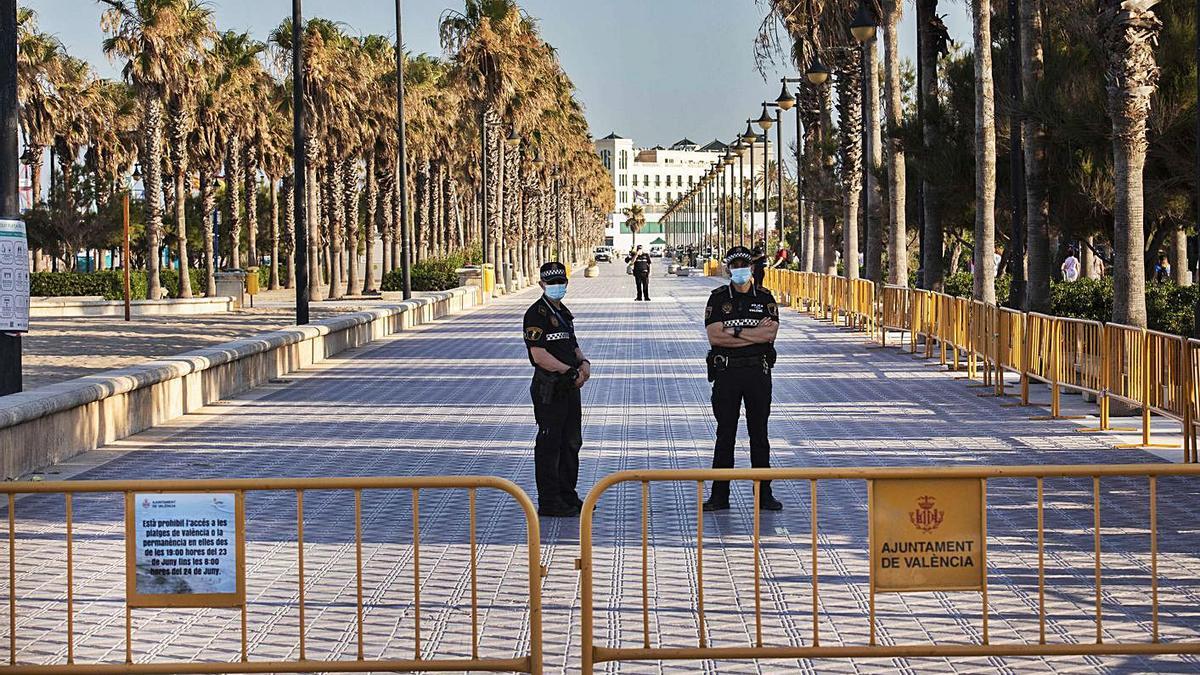 El año pasado ya estuvieron valladas las playas de la capital. | G. CABALLERO