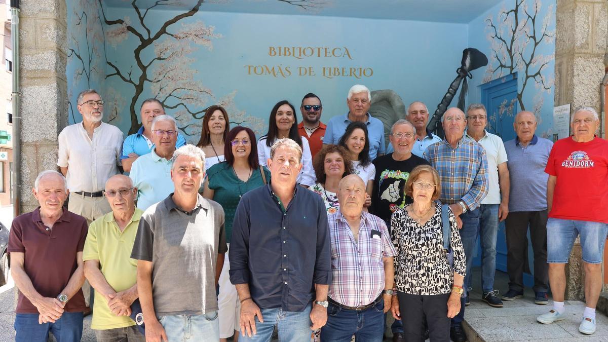 Besteiro junto al alcalde de Entrimo, Ramón Alonso, durante su visita a las obras para convertir el casino de este municipio en un hotel.