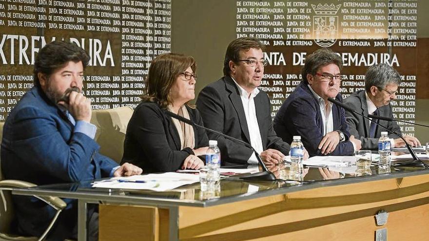 Junta y sindicatos rubrican un plan para que la economía extremeña crezca al 3%