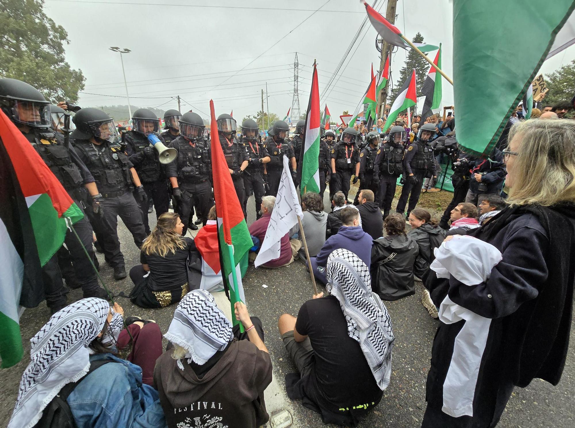 Concentraciones contra el equipo de Israel por el genocidio en Gaza durante el paso de La Vuelta por Pontevedra