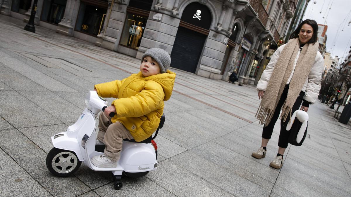 VÍDEO: Los Reyes Magos reparten alegría en Gijón: "Se han portado muy bien"