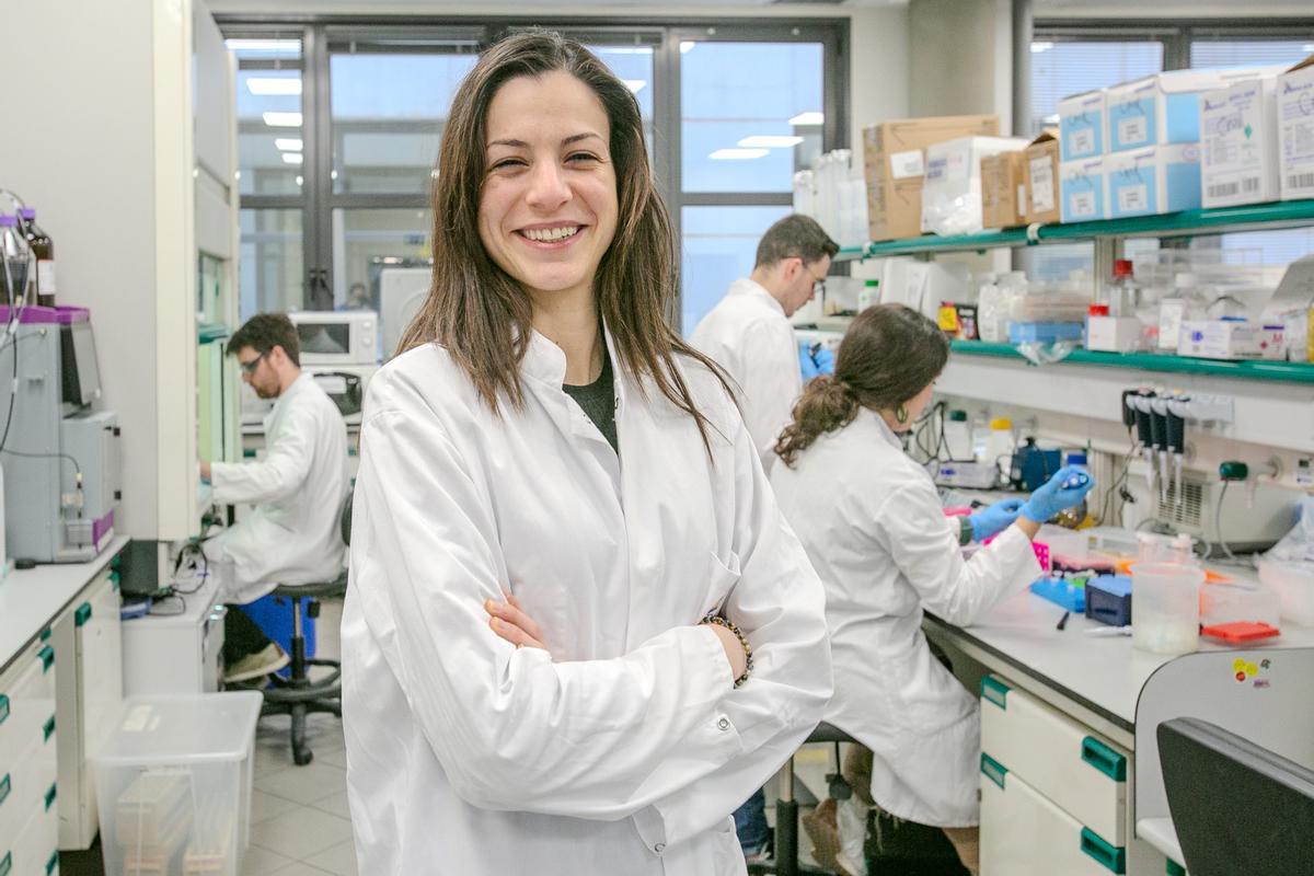 Barcelona 13 03 2024. Sociedad&quot; Barcelona pone en marcha un proyecto pionero para unir a médicos y científicos en un mismo laboratorio para avanzar en el estudio de enfermedades prevalentes&quot; En La foto las científica Laura Angelats (rubia pelo rizado) Y Cristina Mayor Ruiz (morena pelo liso) Con sus equipos en los laboratorios de IRB. Foto Maite Cruz