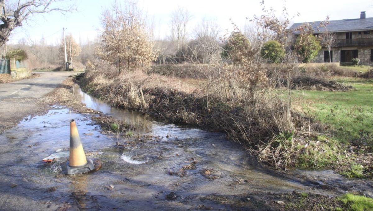 Desbordamiento del agua por la crecida.