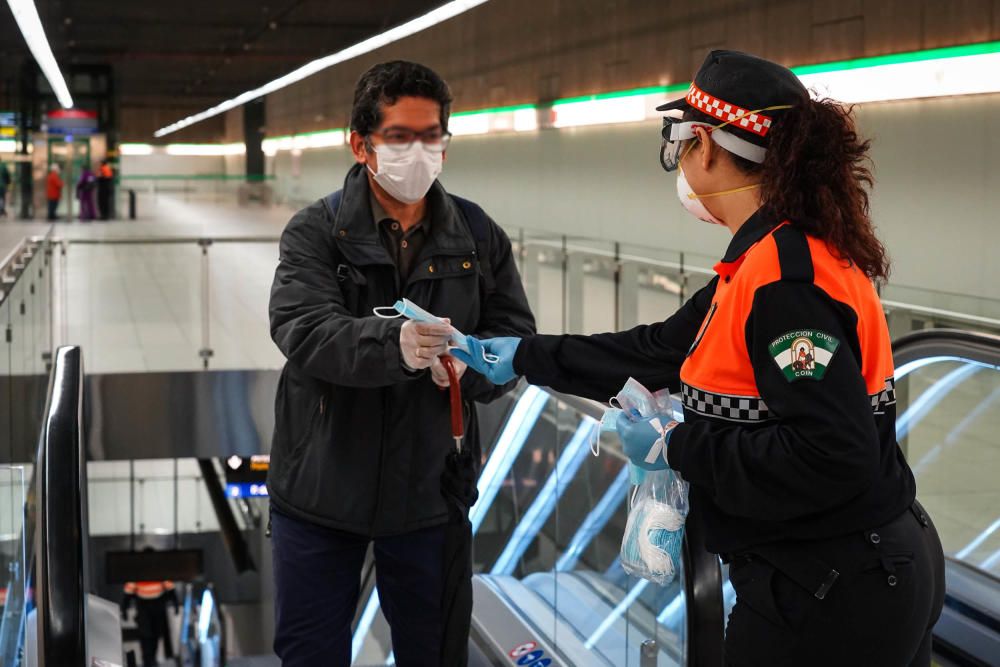 Reparto de mascarillas en la estación de metro del Perchel y en la estación de Cercanías María Zambrano, este lunes con el reinicio de la actividad laboral no esencial.