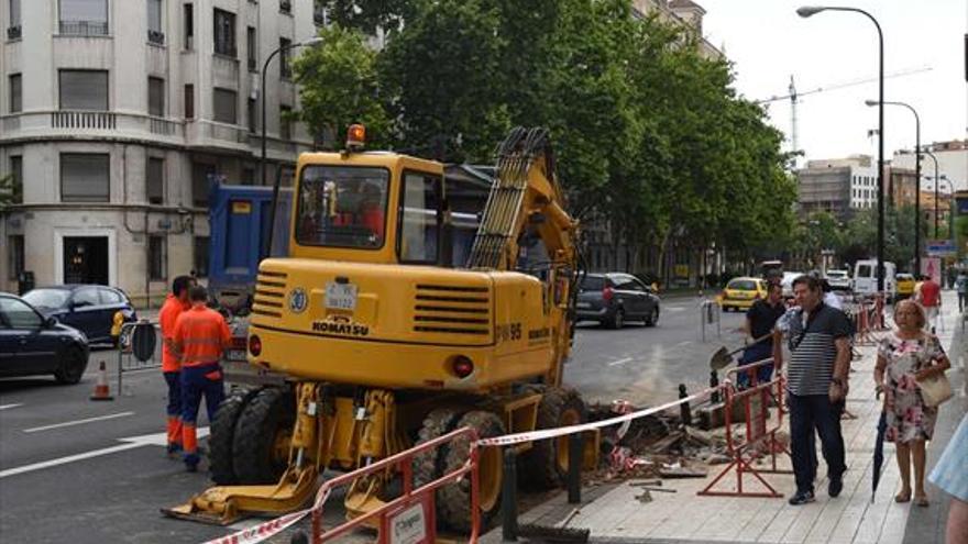 Un reventón obliga a cortar dos carriles en el paseo María Agustín