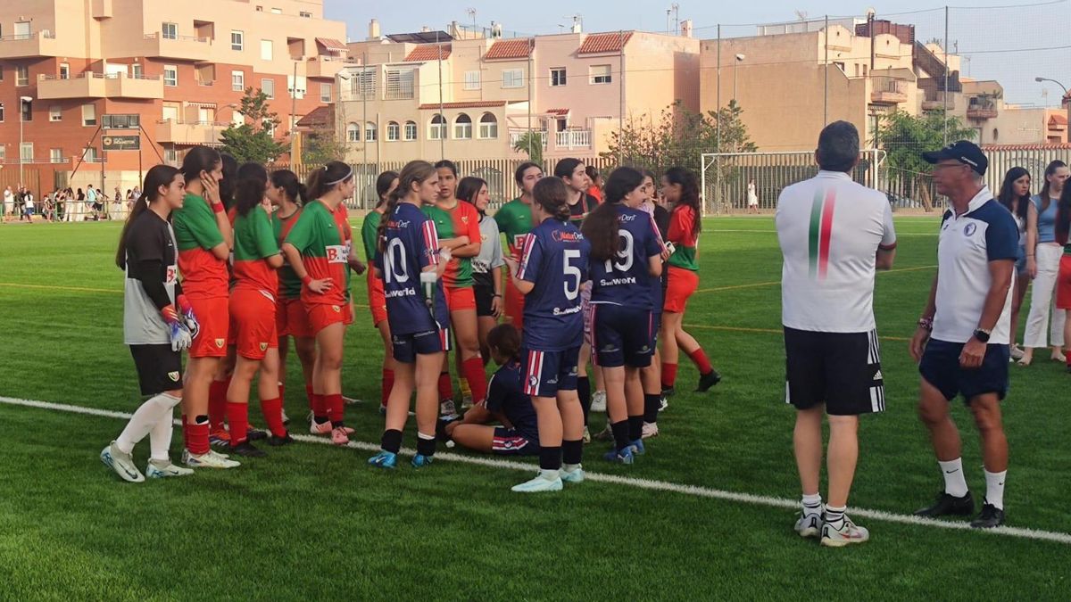 Las jugadoras del Pavía y el Lucecor, a la conclusión del encuentro.