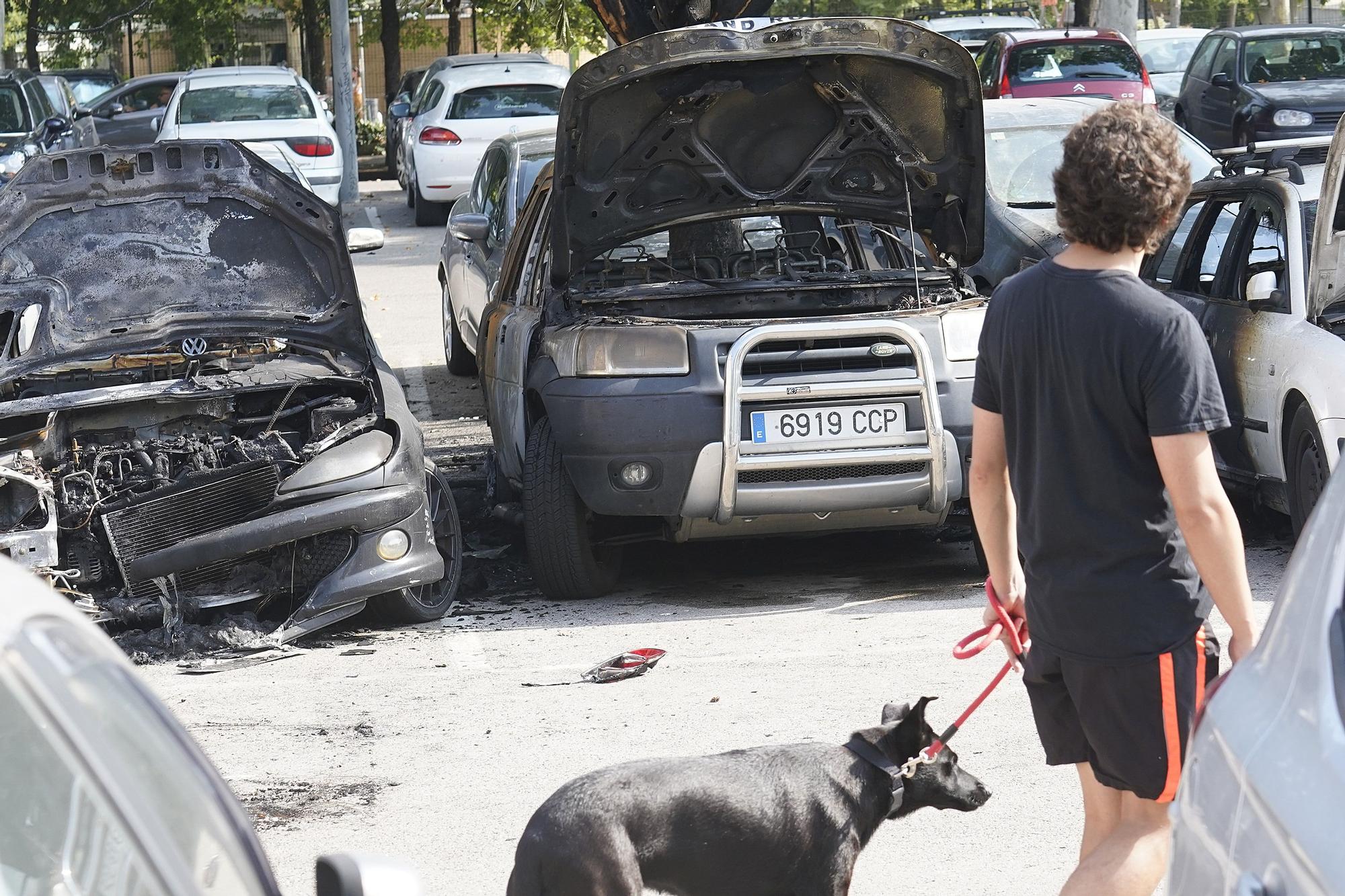 Incendi de vehicles al pàrquing del parc del Migdia