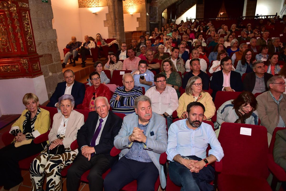 Los premiados en Plasencia, junto al diputado del PSOE César Ramos.