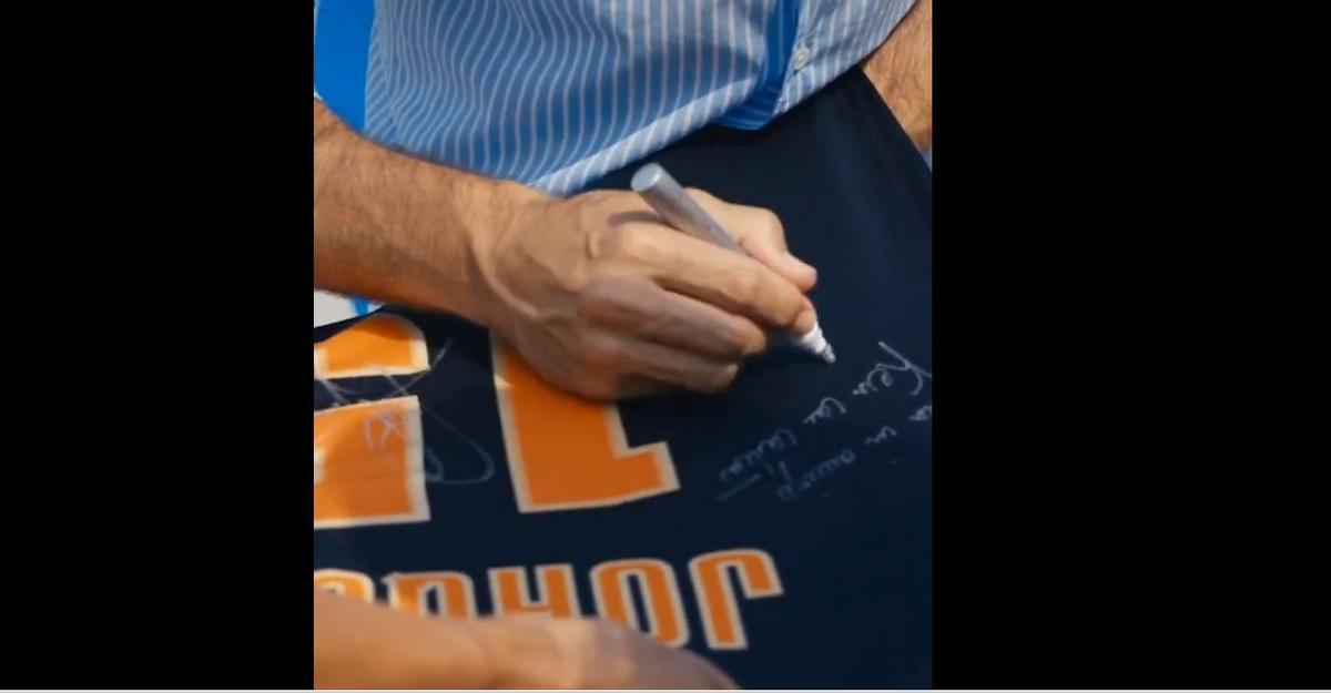 Joaquín, firmando la camiseta del Valencia en Japón