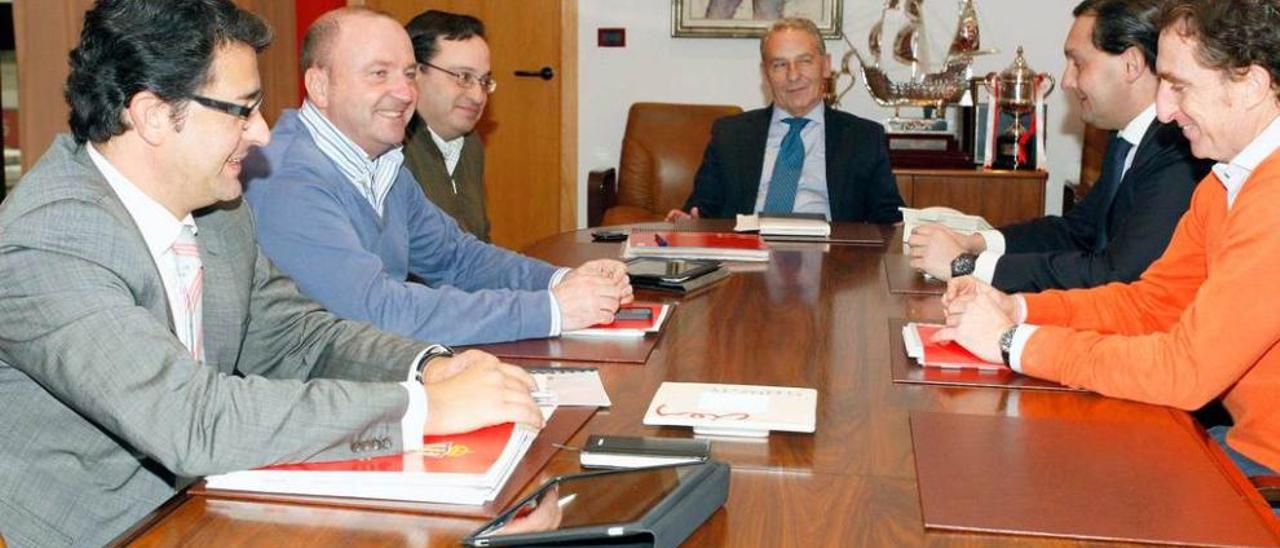 Por la izquierda, Fernando Losada, Javier Martínez, Javier Fernández, Antonio Veiga, Alfredo García Amado e Iñaki Eraña, en la reunión del consejo.