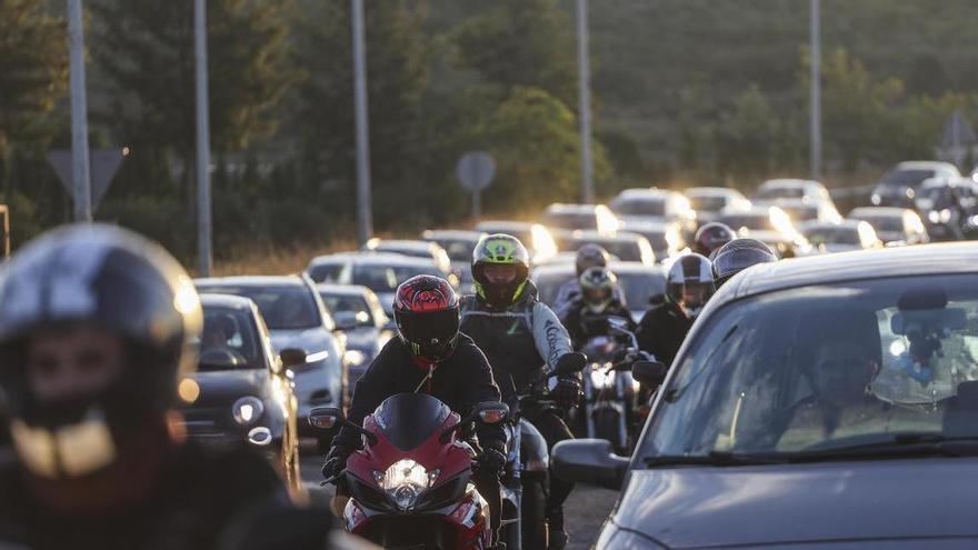 Colas de cinco kilómetros para acceder a Cheste