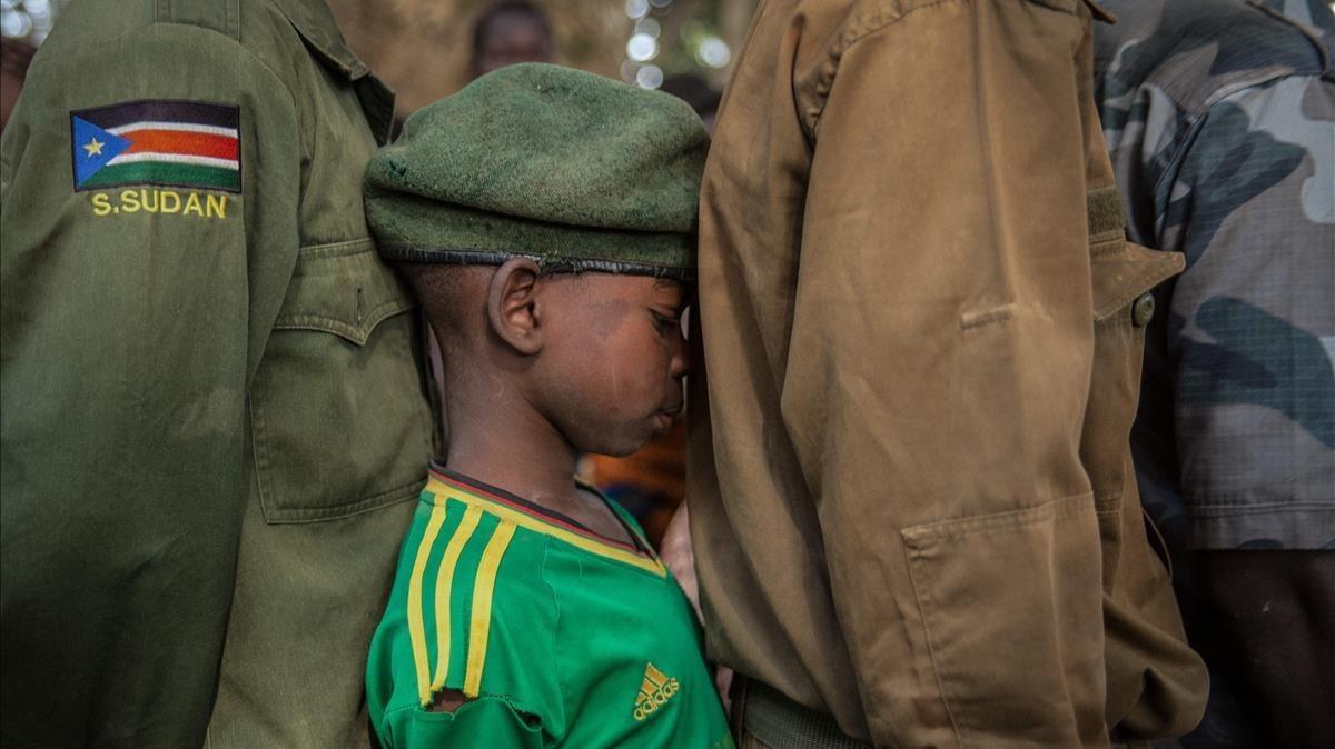 zentauroepp41952360 topshot   newly released child soldiers wait in a line for t180210191936