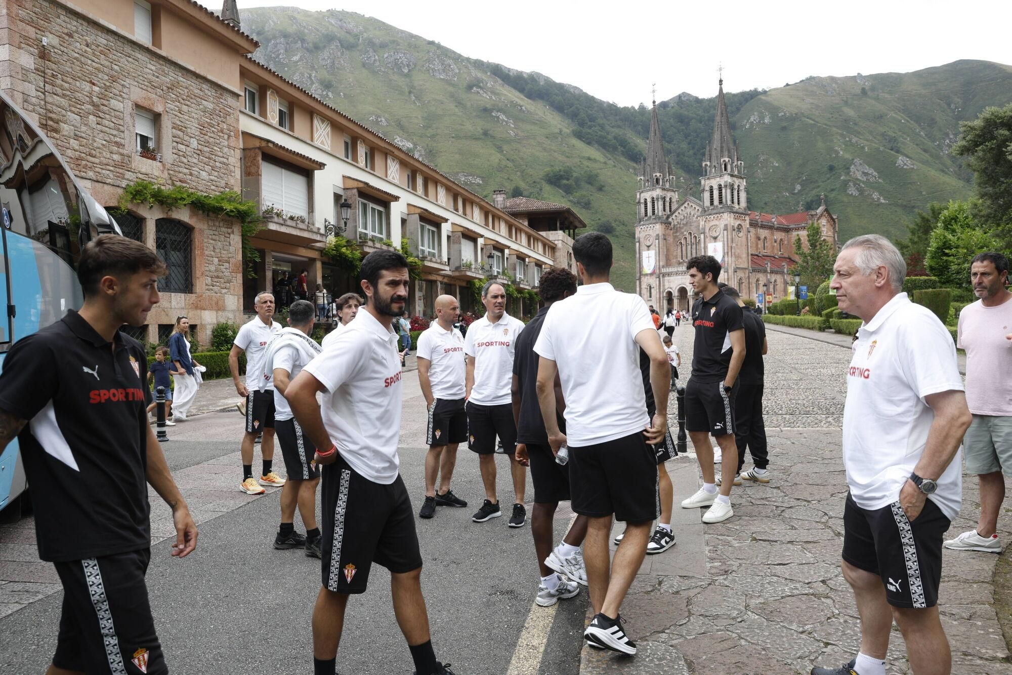 EN IMÁGENES: Visita del Sporting a La Santina en Covadonga