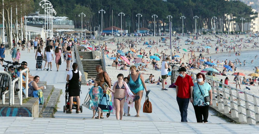 La playa de Samil, llena al atardecer