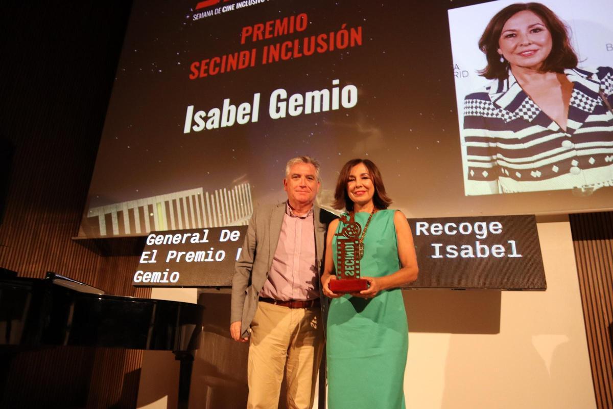 El director de Fundación CB, Emilio Jiménez, e Isabel Gemio, premio Secindi Inclusión.