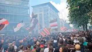 Locura en las calles: los aficionados del St. Pauli celebran el ascenso a la Bundesliga