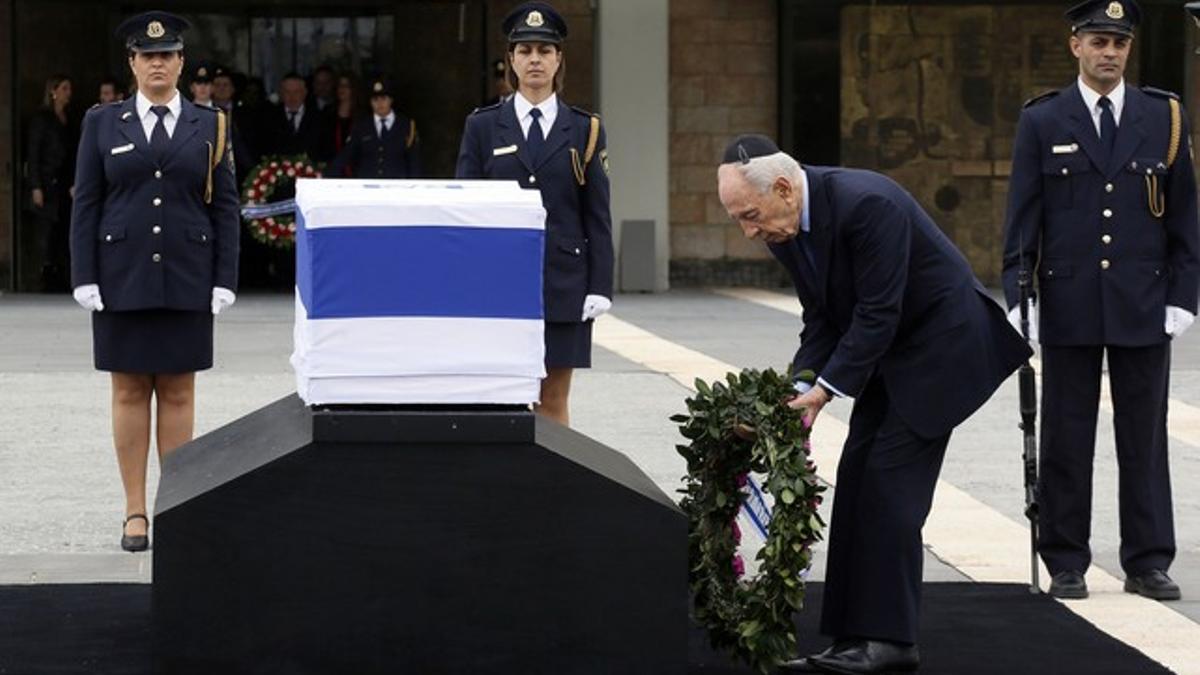 El presidente israelí Shimon Peres rinde tributo al exprimer ministro fallecido el sábado